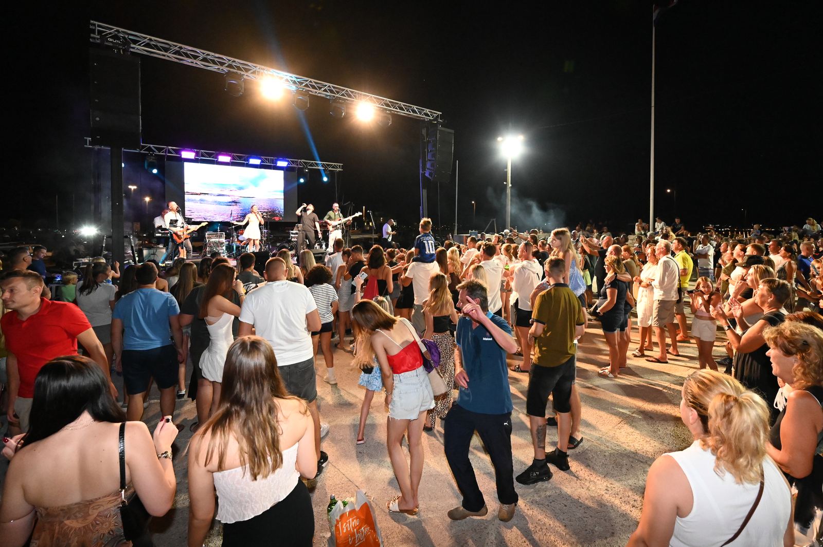 Priprema jela pred posjetiteljima na gastronomskom dijelu programa